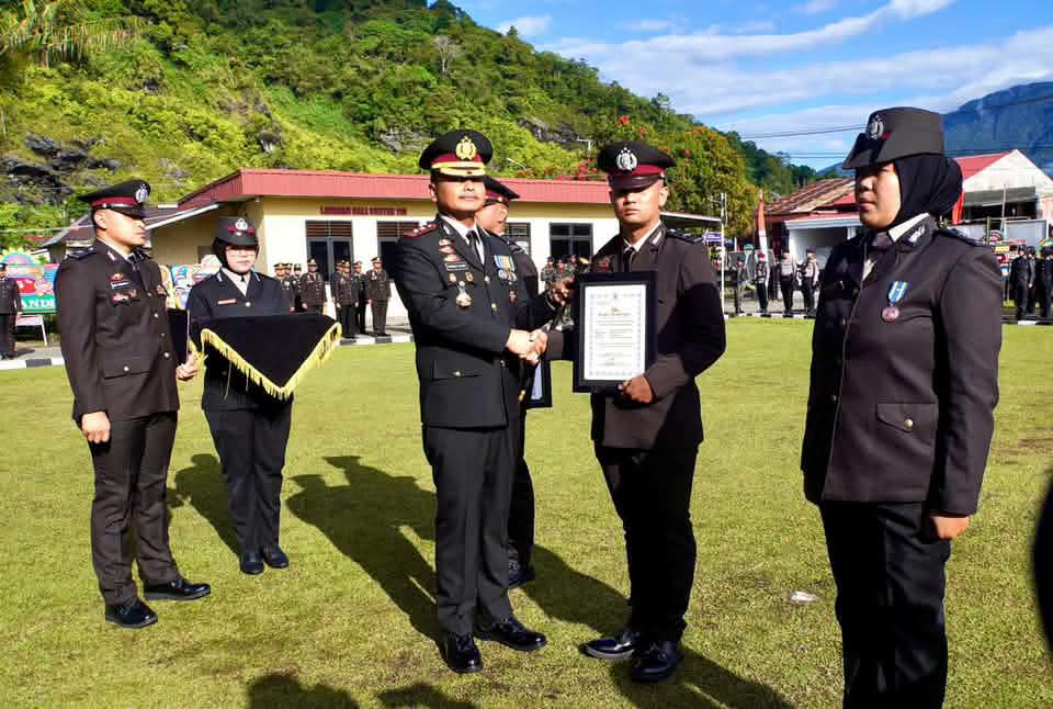 Penyerahan piagam penghargaan oleh Kapolres Padang Panjang.